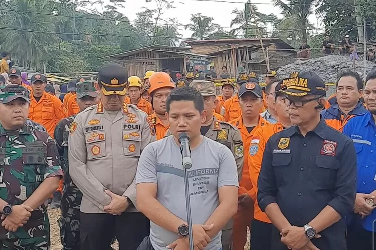 Kadinsos Kabupaten Bogor Mustakim (kanan) mendampingi Kabid Perlindungan Sosial Solihin (tengah) saat memberikan keterangan siap 8 penambang yang tertimbun di Banyumas, Jawa Tengah.