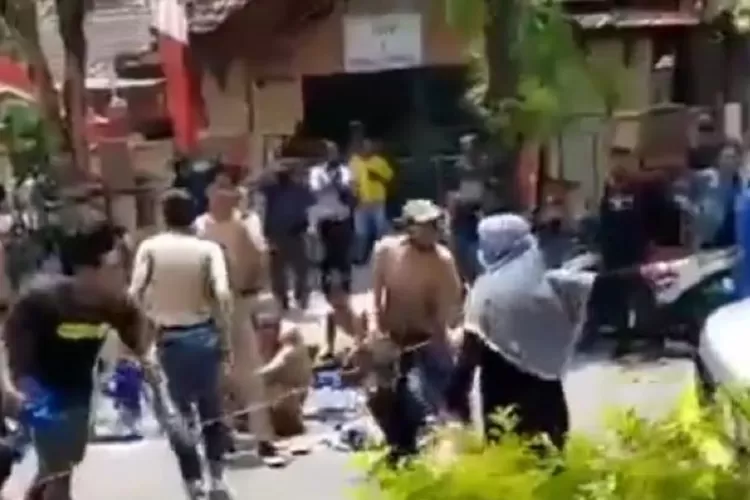 Detik-detik saat wanita berbaju hitam membubarkan demo mahasiswa yang menghalangi laju ambulans. (Foto: tangkapan layar instagram @arif_hakimrahman)