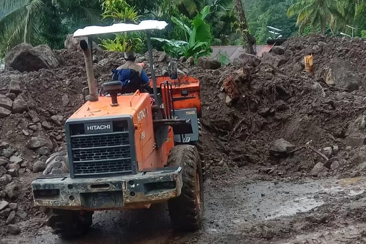 Proses evakuasi material di lokasi bencana longsor di Kabupaten Agam (dok. Diskominfo)