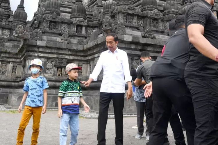 Presiden Jokowi bersama cucunya Jan Ethes saat berkunjung ke Candi Prambanan, Sleman, DIY, Sabtu (7/1/2023). (Rusman - Biro Pers Sekretariat Presiden)