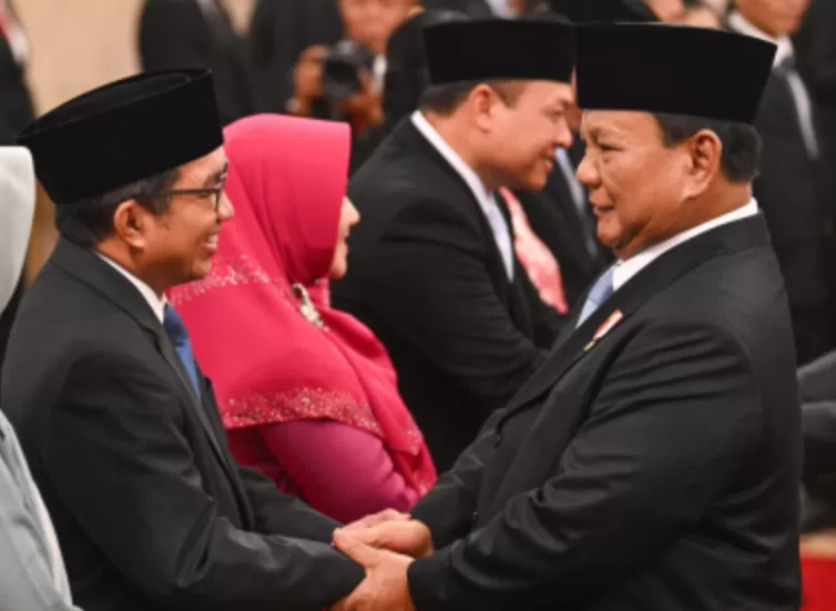 Presiden Prabowo Subianto (kanan) dan kepada Kepala Badan Pengelola Investasi Daya Anagata Nusantara Muliaman Darmansyah Hadad (kiri) di Istana Negara, Jakarta. ( Dok: Indonesia.go.id)