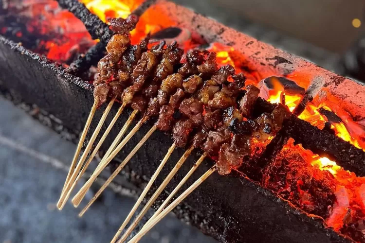 Menggugah selera, Warung Sate Pak Gino, salah satu sate legendari di Bogor yang wajib kamu cicipi. (Instagram/warungsatepakgino)