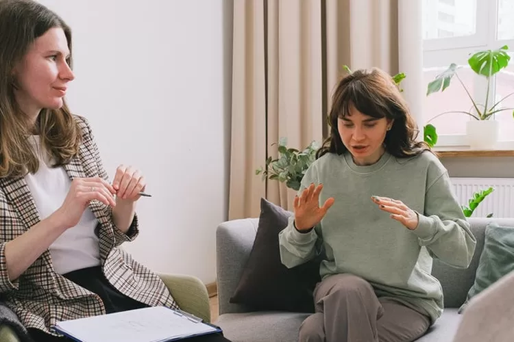 Ramalan Zodiak Aries, Taurus dan Gemini 28 Januari 2022, hati-hati dalam mengambil keputusan (Pexels/SHVETS production/Cover Both Side)