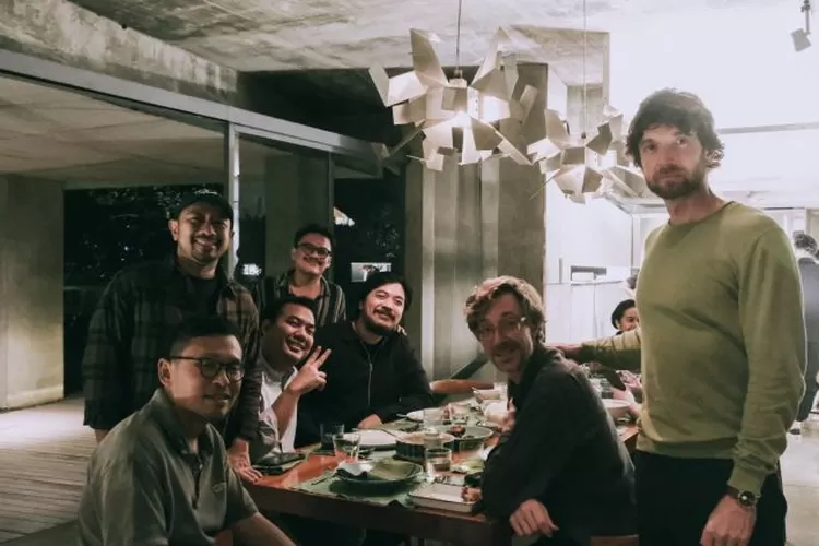 Duo asal Norwegia, Kings of Convenience makan malam bersama tim promotor dan solois Bilal Indrajaya juga Kurosuke di Jakarta, Rabu (8/3/2023).  (ANTARA/Twitter/Bilal Indrajaya)