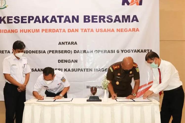 Penandantangan kerja sama antara PT KAI Daop 6 Yogyakarta dengan Kejari Magelang. (dok Humas Daop 6)