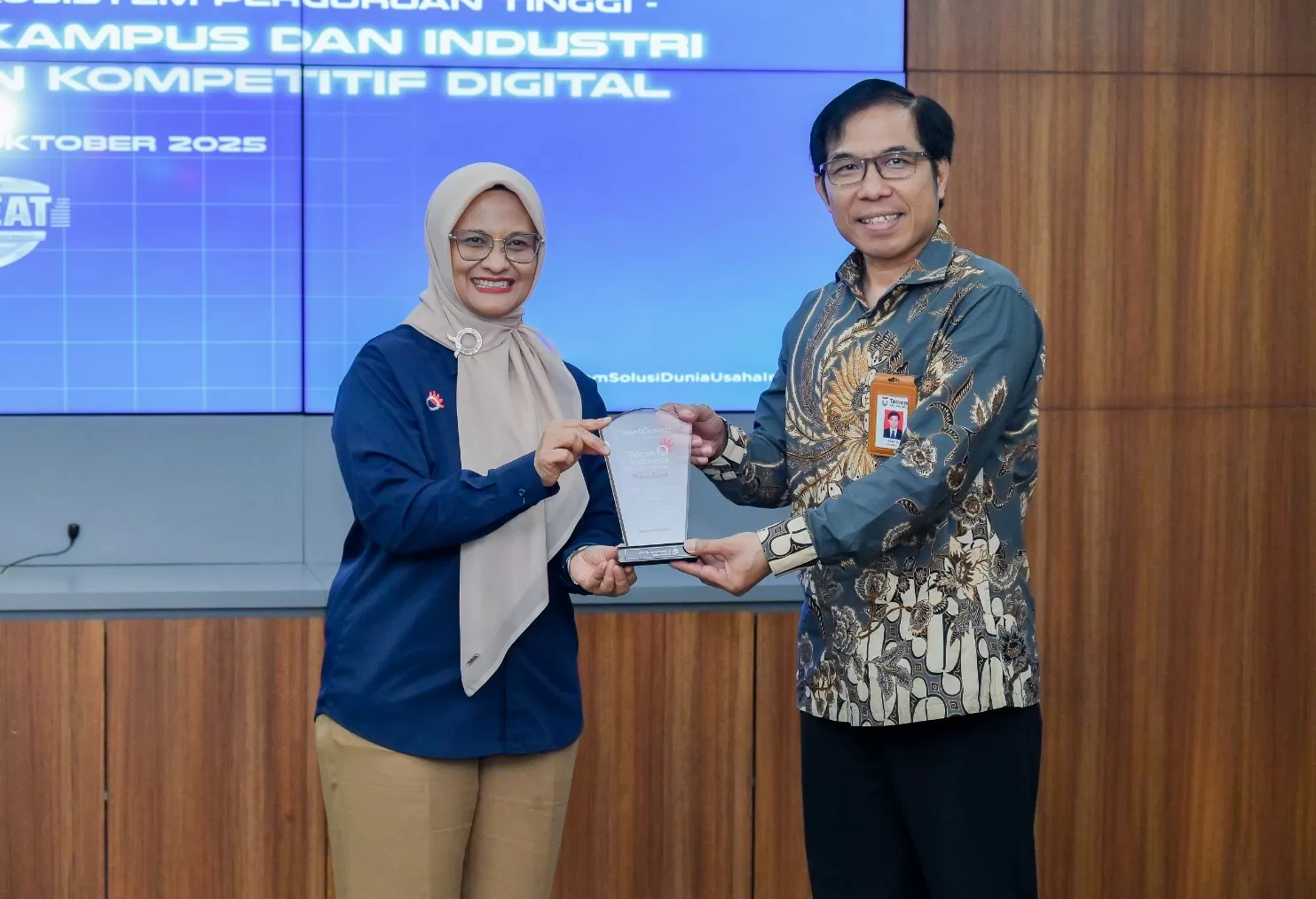 Direktur Utama Telkom Dian Siswarini (kiri) saat memberikan cinderamata kepada Rektor Telkom University Prof. Dr. Suyanto S.T., M.Sc.