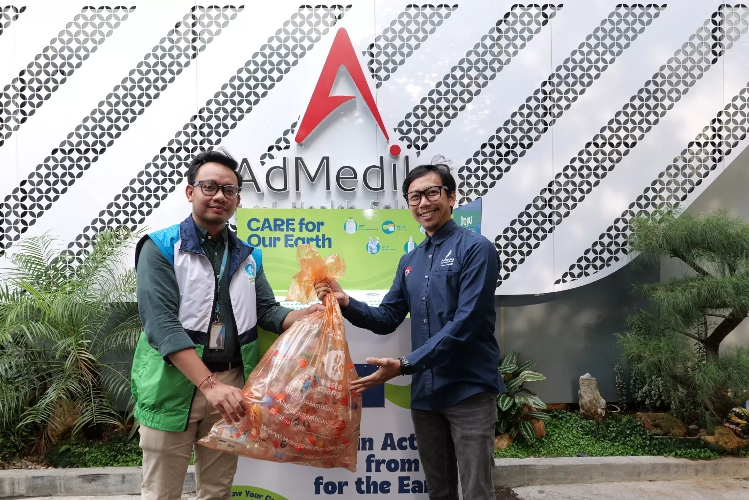 Corporate Relation Officer Waste4change Tamaro (kiri) dan PGS SM Corporate Secretary & Communication AdMedika Ardhana Puji Paramadharma (kanan).