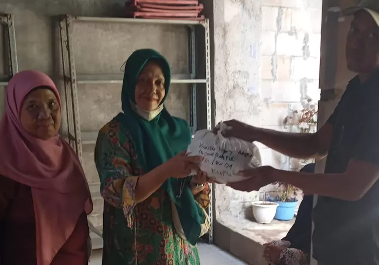 Tim Bacaleg Partai Perindo untuk DPRD Kota Depok dari Dapil Pancoranmas, Tati Sri Hardina, menyalurkan paket bantuan untuk anak-anak yang dinilai kurang gizi, di wilayah RW4 Rangkapanjaya. Termasuk anak yang masuk kategori stunting. 