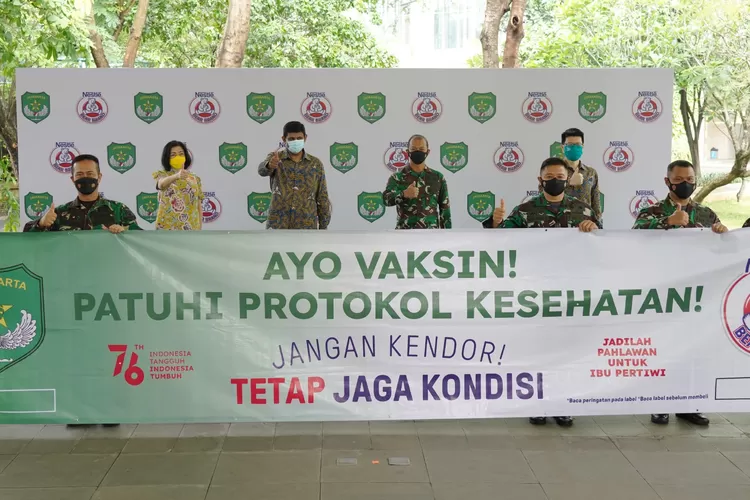 Nestle Indonesia mendukung Kodam Jaya dengan memberikan bantuan sarana edukasi protokol kesehatan serta produk-produk bernutrisi bagi komunitas terdampak pandemi. (Foto: Nestle Indonesia)