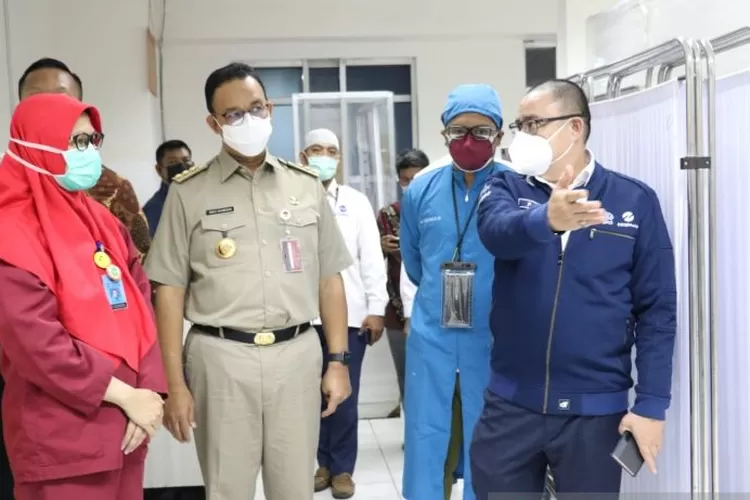 Gubernur DKI Jakarta Anies Baswedan menjenguk puluhan penumpang yang menjadi korban kecelakaan dua bus Transjakarta di RSUD Budhi Asih, Jakarta Timur, Senin (25/10/2021) malam.  (ANTARA/HO Pemprov DKI Jakarta)