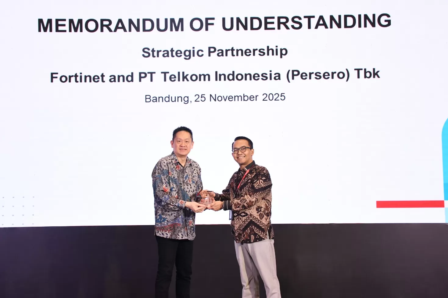 VP Global Strategic Partnership & Synergy Arfianto Ramadhian (kanan) saat memberikan cinderamata kepada Director Fortinet Indonesia Edwin Lim (kiri).