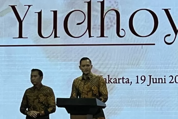 Ketua Umum Partai Demokrat Agus Harimurti Yudhoyono (AHY) (kanan) bersama Edhie Baskoro Yudhoyono menyampaikan sambutan dalam acara Mengenang Almarhumah Ani Yudhoyono di Assembly Hall Jakarta Convention Center, Jakarta, Minggu (19/6/2022).  (ANTARA/Putu Indah Savitri)