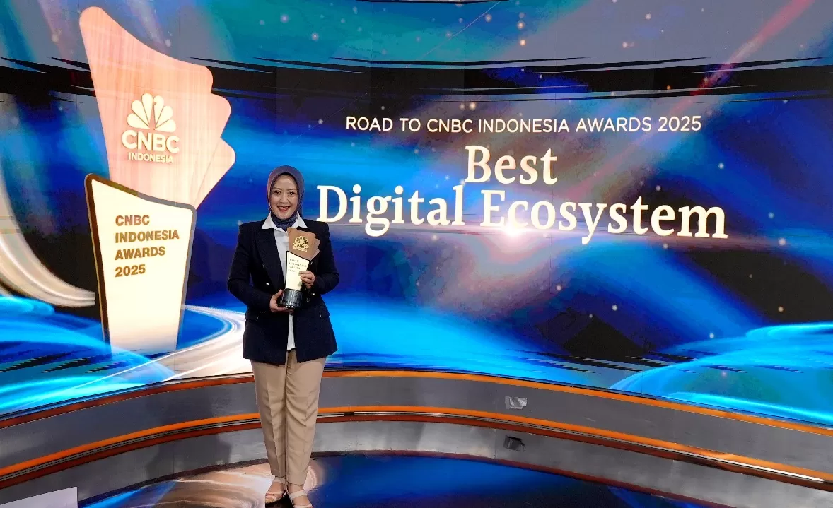 OVP Enterprise Regional Management Telkom Reni Yustiani saat menerima penghargaan Best Digital Solution for Enterprise Business&rdquo; dari CNBC Indonesia, beberapa waktu yang lalu.