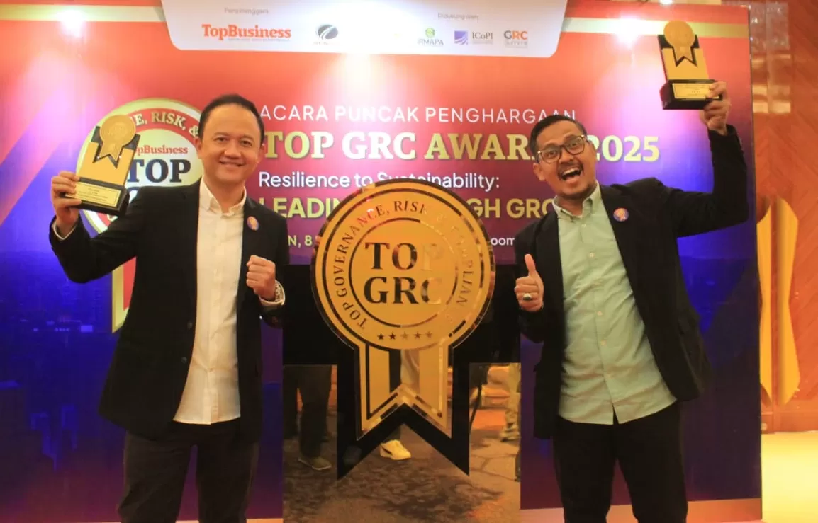 Direktur Utama TelkoMedika Dicky Anfiadi (kiri) dan GM Corporate Office & Digital TelkoMedia Ahmad Faishol (kanan) saat acara TOP GRC Awards 2025 di Hotel Raffles Jakarta pada Senin (11/8).