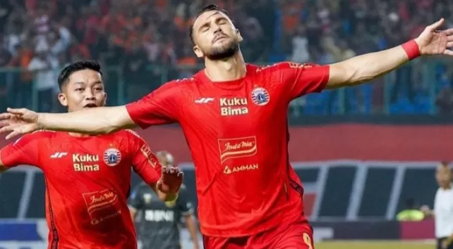 Potret Striker Persija Marko Simic berhasil mencetak gol indah ke gawang Bhayangkara FC yang dikawal Awan Setho  (Foto : Genmuslim / dok : Instagram @persija)