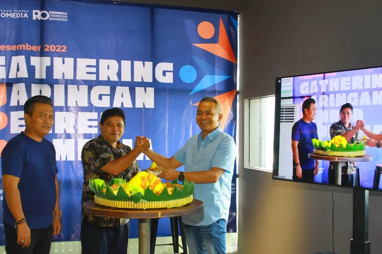 CEO Promedia, Agus Sulistriyono (kanan), Ketua JPP, Sunardi Panjaitan (tengah) dan Presiden Komisaris Promedia, Hardiyansyah dalam Gathering Pemred Promedia di Jakarta, Rabu (7/12/2022).  (Dok. Istimewa)
