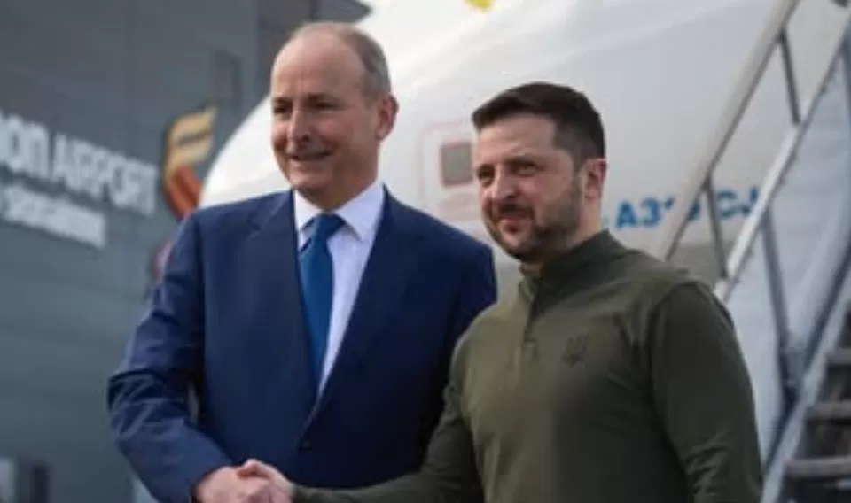 Perdana Menteri Irlandia Micheal Martin menyambut Presiden Ukraina Volodymyr Zelenskiy di bandara Shannon. (Foto: Instagram @zelenskyy_official)