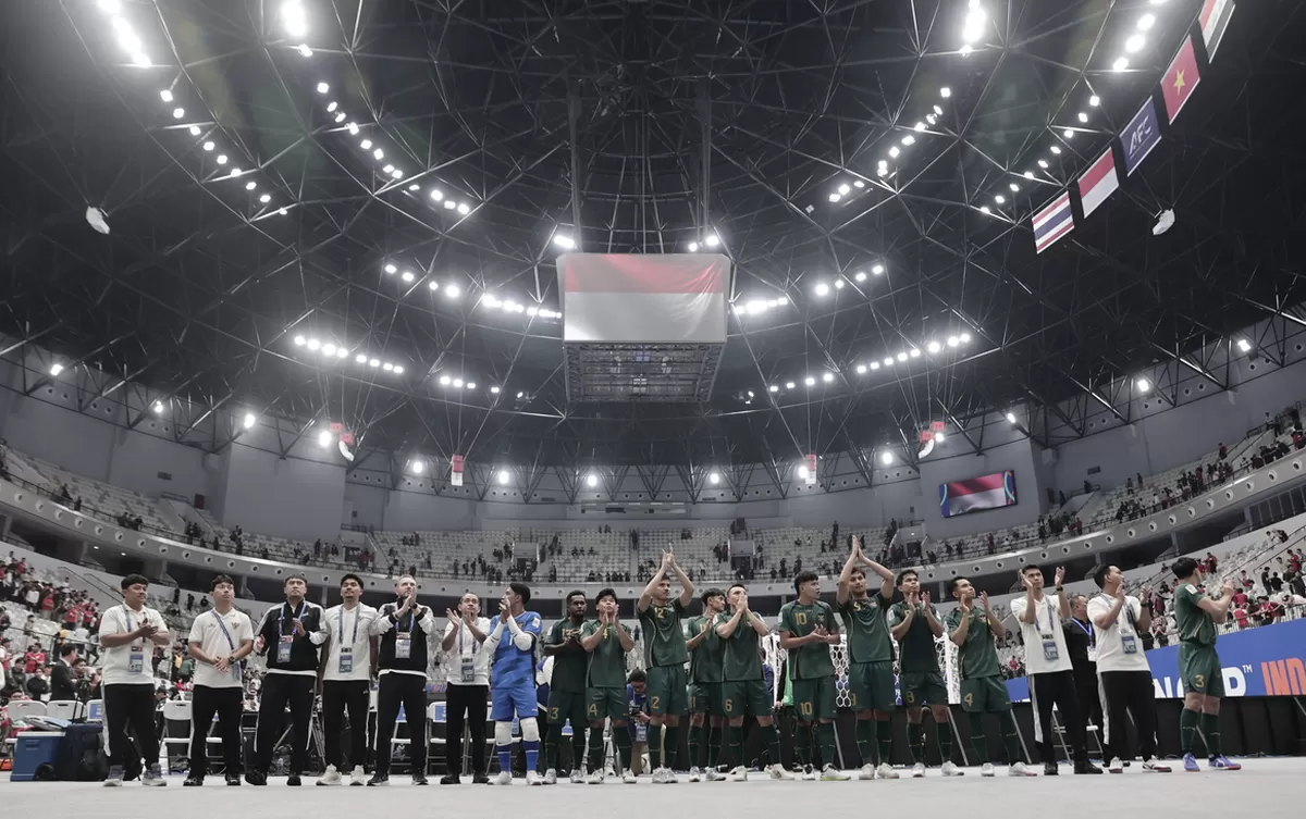 Pelatih, pemain, dan ofisial Timnas Futsal Indonesia memberikan penghormatan kepada para suporter Indonesia yang sudah hadir di babak perempat final Piala Asia Futsal 2026 di Indonesia Arena, Jakarta. (FFI)
