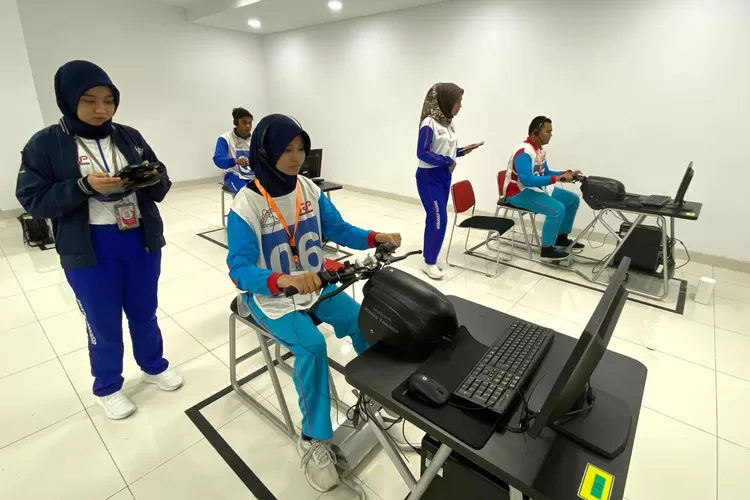Duta Safety Riding dari SMK Mitra Industri MM2100 Cikarang melakukan simulasi menggunakan Honda Riding Trainer (HRT).