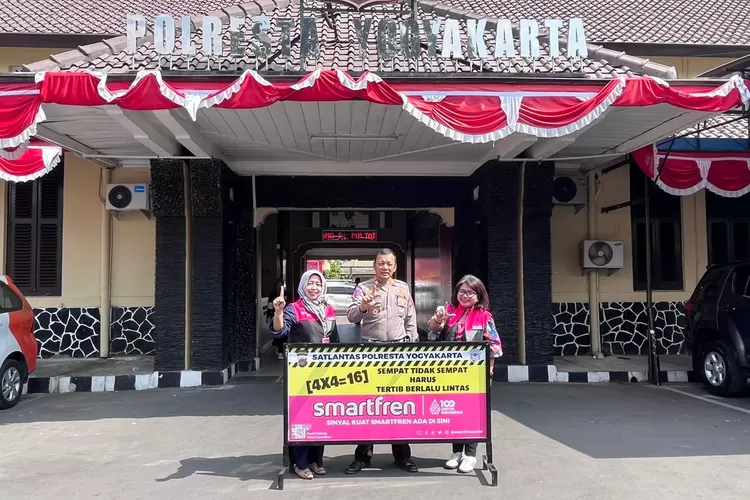 Smartfren bekolaborasi dengan Satlantas Polresta Yogyakarta sebarkan pembatas jalan di Kota Yogyakarta.  (Istimewa)