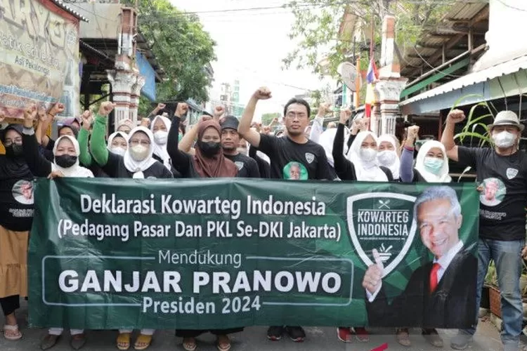 Kowarteg Indonesia bersama pedagang kaki lima (PKL) dan pedagang pasar se-DKI Jakarta mendeklarasikan Ganjar Pranowo sebagai calon presiden di Kawasan Pasar Maja, Jakarta Utara, Selasa (30/8/2022). (ANTARA/HO-Relawan Ganjar)