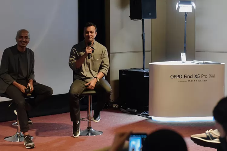 Aktor Nicholas Saputra (kanan) dan fotografer Muhammad Fadli saat peluncuran ponsel OPPO Find X5 Pro 5G di Jakarta, Kamis (2/5/2022).  (Dokumen OPPO)