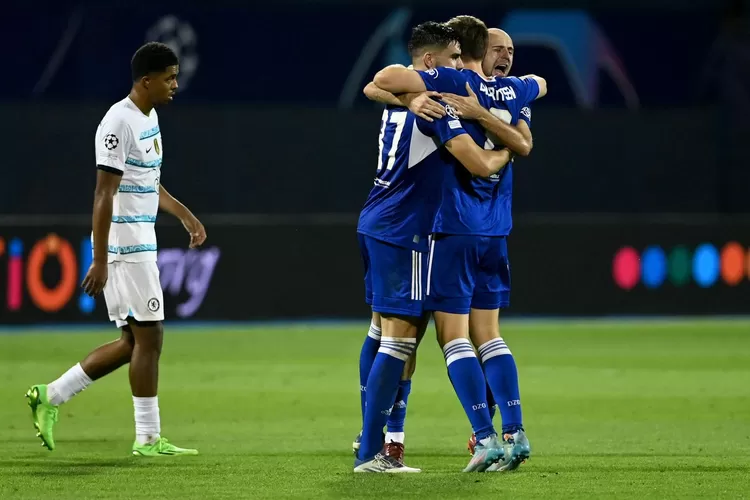 Para pemain Dinamo Zagreb bergembira di hadapan para pemain Chelsea yang mereka taklukan dalam kompetisi Liga Champions (Twitter (@ChampionsLeague))