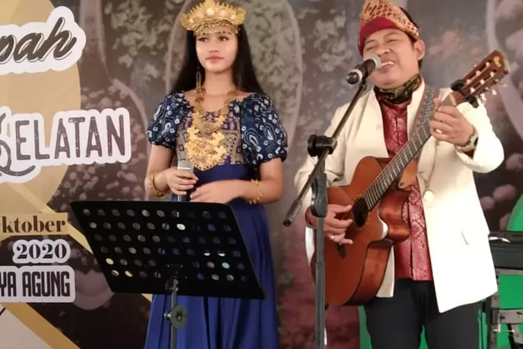 Patah tumbuh hilang berganti. Gugur satu tumbuh seribu. Begitu juga irama batanghari sembilan. Hari ini kita berduka dengan wafatnya maestro Sahilin, kedepan semoga lahir generasi baru. Termasuk diantara, duet Randi dan Rosa, milenial yang bangga dengan musik tradisional. (istimewa)