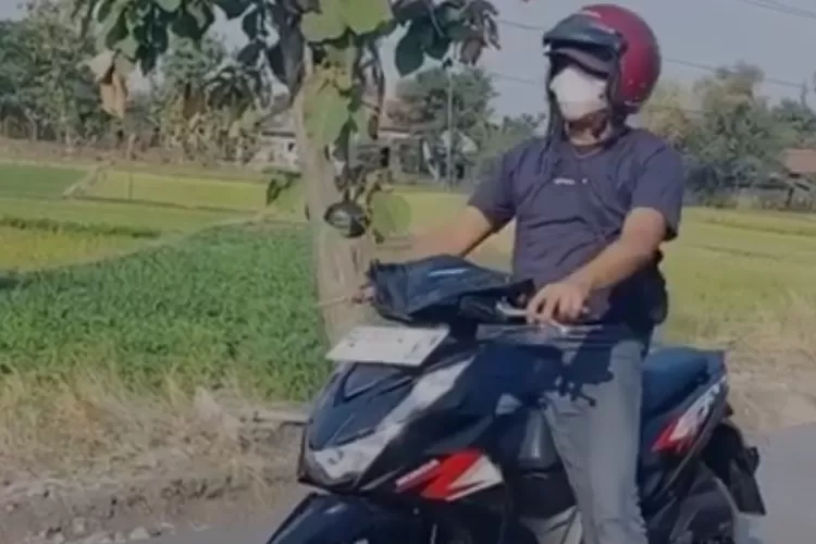 Viral, pekerja proyek mengejar pengendara motor matik hitam setelah menerobos jalan yang sedang dicor. Diduga, peristiwa ini terjadi di kawasan Depok.