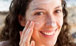 Harus Tahu! 4 Manfaat Penting Menggunakan Sunscreen