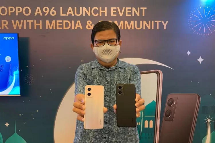 Aryo Meidianto selaku PR Manager OPPO Indonesia sedang memperkenalkan produk terbaru untuk A Series dalam OPPO A96 Launch Event di Grand Dafam Braga Bandung, Kamis 14 April 2022. (Gorajuara.com)