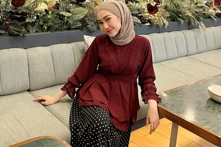 Bunda, Ini Dia 5 Rekomendasi Warna Kerudung Yang Cocok Untuk Baju Merah ...