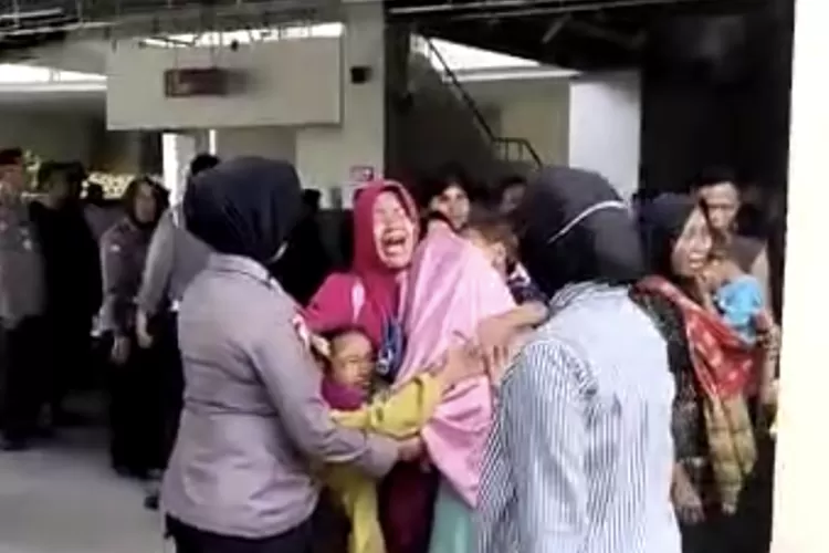 Seorang ibu terlihat menangis histeris saat diminta polisi meninggalkan Masjid Raya Sumatera Barat (Harianhaluan.com/Jefrimon)