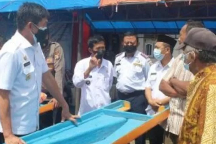 Bupati Morowali Drs.H Taslim saat menberikan bantuan perahu fiber di Desa Bahonsuai pada tahun 2021