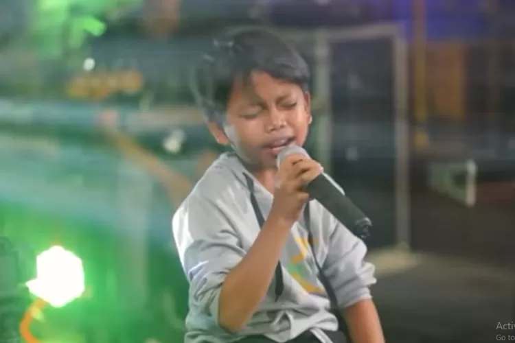 Farel Prayoga kembali jadi sorotan netizen usai ambil uang saat jadi bintang tamu sebuah acara.  (Tangkapan Layar Youtube/@Aneka Safari Record)