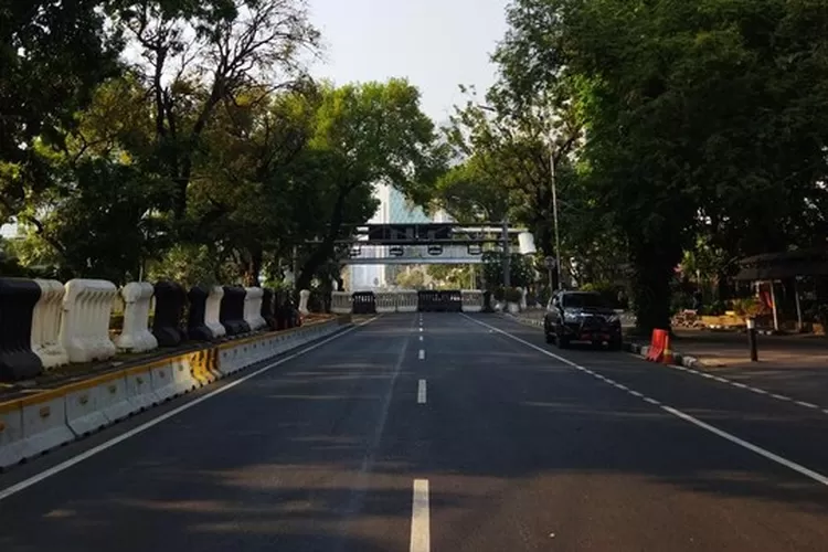Penutupan jalan di Medan Mereka Barat, Jakarta Pusat pagi ini.