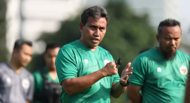 Potret Bima Sakti, Pelatih Timnas Indonesia U 17 dalam sesi latihan perdana di Lapangan Senayan (Foto : Genmuslim / dok : pssi.org)