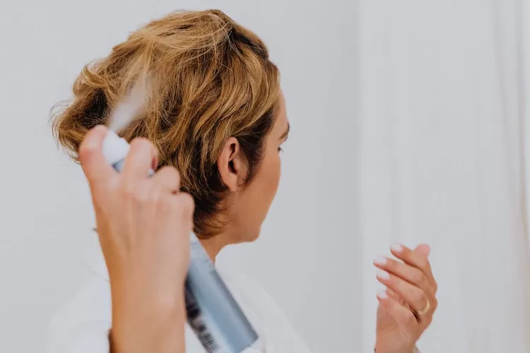 ini dia kebiasaan yang bisa membuat rambut anda menjadi rontok (Freepik/ Karolina Grabowska)