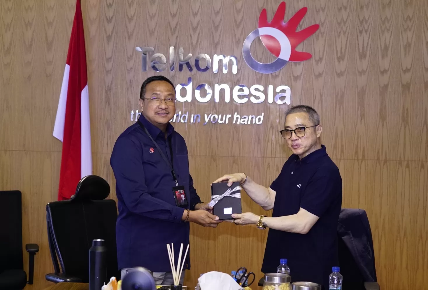 Direktur Network Telkom Nanang Hendarno (kiri) saat memberikan cinderamata kepada President Director CCSI Peter Djatmiko (kanan)