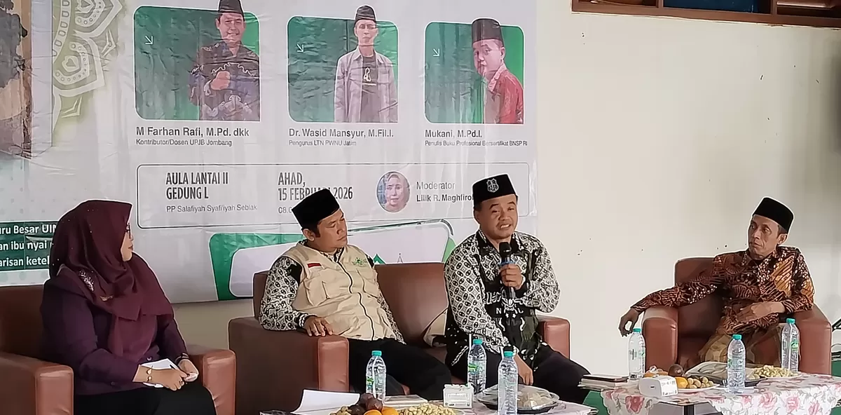 Salah satu narasumber mengulas isi buku berjudul Cahaya Sang Kiai  (SketsaNusantara.id)
