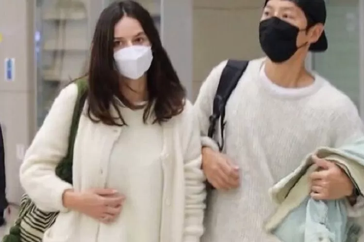 Kekasih Baru Song Joong Ki, Katy Louise Saunders. Cek profilnya berikut (Soompi)