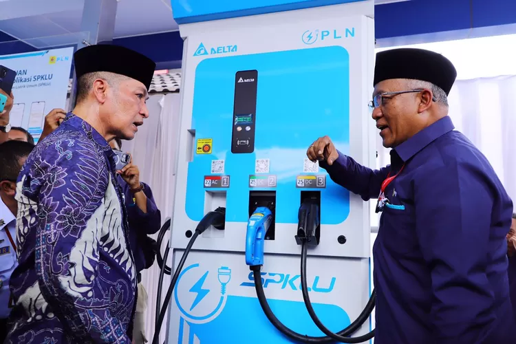 General Manager PLN Unit Induk Distribusi Jawa Tengah- DIY, AB Wahyu Jatmiko (kanan) menjelaskan  beroperasinya Stasiun Pengisian Kendaraan Listrik Umum (SPKLU) di Kantor PLN UP3 Kudus  kepada Bupati Kudus Hartopo.  (Foto: Muhammad Thoriq)