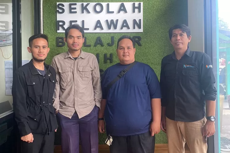 SAMBANGI : Ketika Ikatan Remaja Masjid Masjid (Ikram) Almujahidin menyambangi Sekolah Relawan, Kelurahan Kukusan, Kecamatan Beji, Senin (3/4).&nbsp; (ALDY RAMA/RADAR DEPOK)