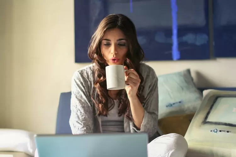 Ini fakta dan hadits larangan meniup minuman (Pexel/ Andrea Piacquadio)