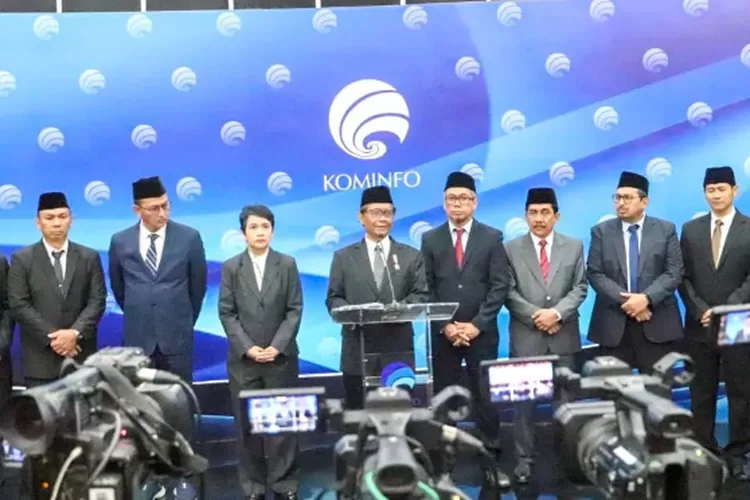 Moh. Mahfud MD selaku Plt Kemkominfo melantik beberapa pejabat eselon 1 di lingkungan Kemenkominfo, pada Selasa (23/05) (Instagram/ @mohmahfudmd)