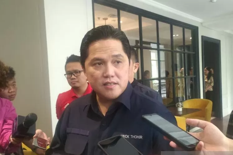 Ketua Umum PSSI Erick Thohir saat diwawancarai usai menghadiri acara latihan penerapan VAR di Shalva Hotel, Jakarta pada Jumat (7/7/2023). (ANTARA/Hendri Sukma Indrawan)