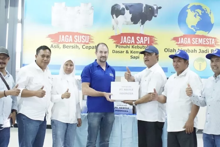 Troy Green, Factory Manager Pabrik Nestle Kejayan menyerahkan bantuan dari PT Nestlé Indonesia untuk percepat penanggulangan PMK.  (Dok Nestl&eacute; Indonesia)
