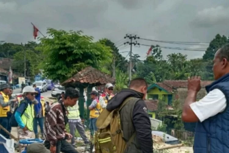 Dampak Ambruknya Jembatan Pamuruyan Tim Teknis Perumdam Tjm Antisipasi