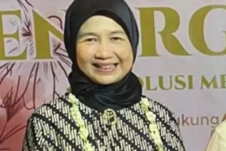 Idayati Adik Jokowi Usia Berapa? Ini Biodata Idayati Istri Anwar Usman ...