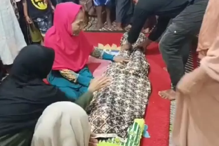 BERDUKA : Salah satu korban yang meninggal dunia usai terbawa arus dari arah depan KUA, Kelurahan Sawangan Baru, Sawangan Kota Depok, Minggu (25/6). (ALDY RAMA/RADAR DEPOK)